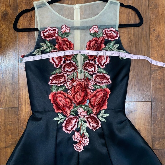 Stunning Formal Dress - Picture 8 of 9